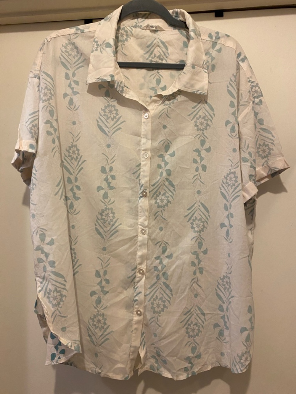 Splendid Cream Short-Sleeve Button Shirt with Pale Blue Floral Print